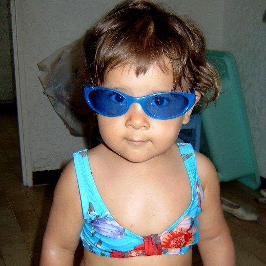 Jade à l'age de 3 ans avec ses lunettes de soleil 
